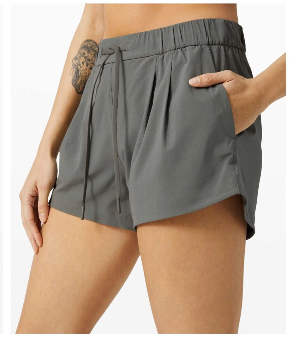 Lululemon Stroll at Sundown Short 3" in Grey Sage size 8